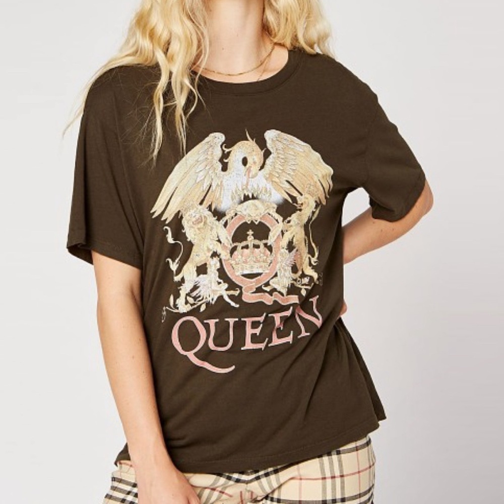 NWOT Daydreamer Queen Crest Boyfriend Tee